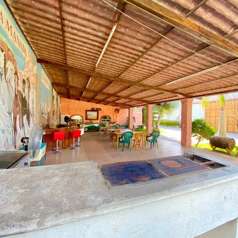 Espacio al aire libre con mesas en rancho hípico en venta en San Francisco del Rincón Guanajuato ideal para eventos y reuniones