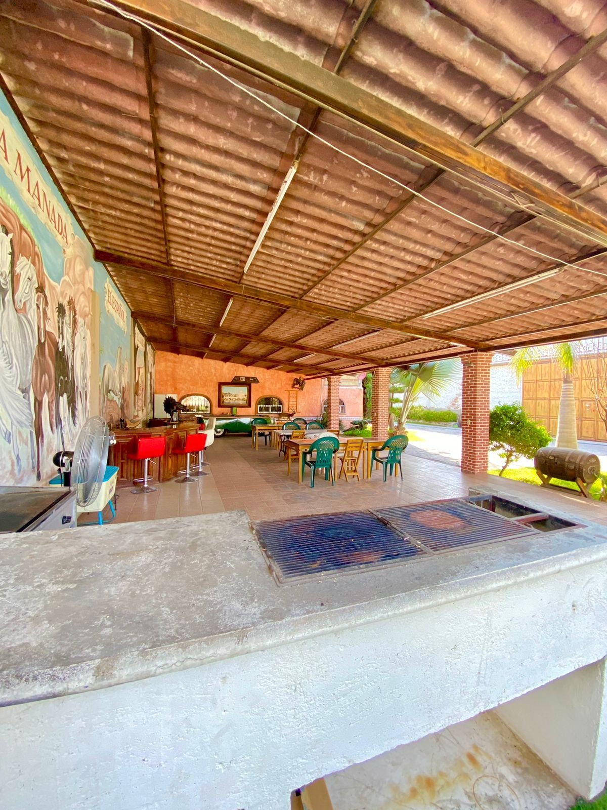 Espacio al aire libre con mesas en rancho hípico en venta en San Francisco del Rincón Guanajuato ideal para eventos y reuniones