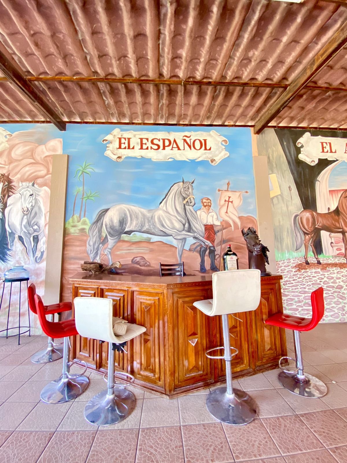 Bar con murales de caballos en rancho hípico en venta en San Francisco del Rincón Guanajuato área social y recreativa