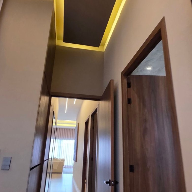Pasillo moderno con iluminacion elegante en departamento de lujo en venta zona norte Leon Guanajuato