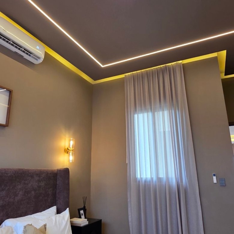 Habitacion moderna con paisaje en pantalla en departamento de lujo en venta zona norte Leon Guanajuato