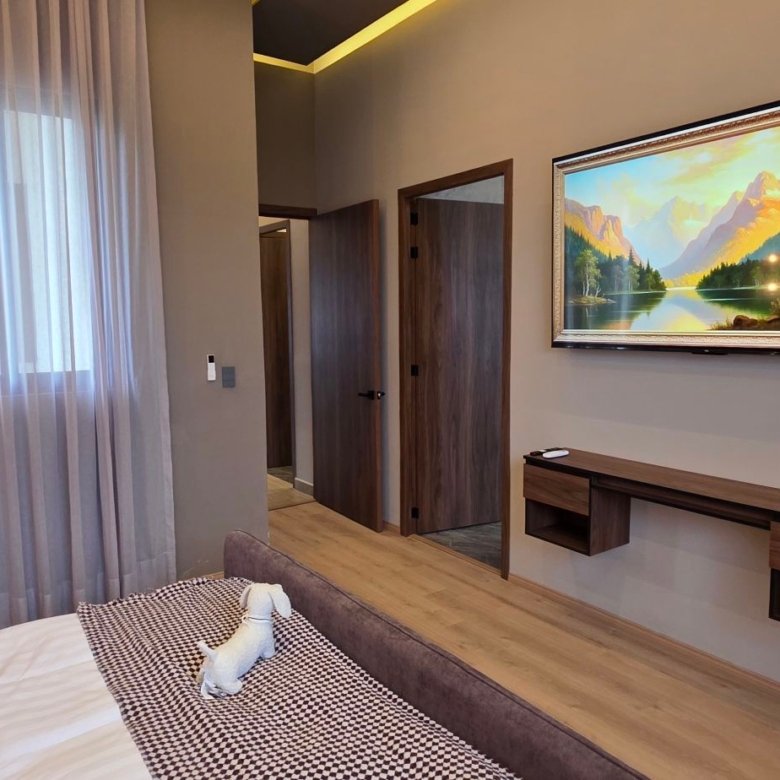 Habitacion moderna con paisaje en pantalla en departamento de lujo en venta zona norte Leon Guanajuato