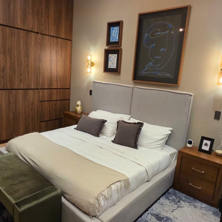 Recamara principal moderna con cama y decoracion en departamento de lujo en venta zona norte Leon Guanajuato
