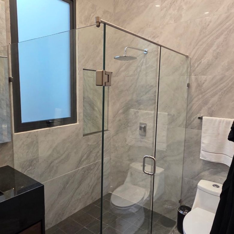 Baño moderno con ducha de vidrio templado en departamento de lujo en venta zona norte Leon Guanajuato