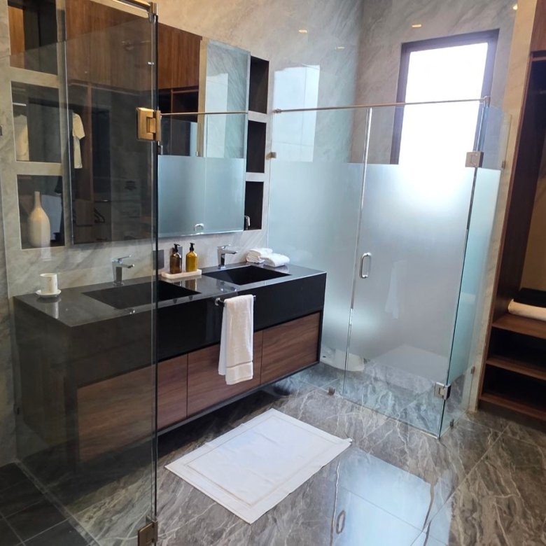 Baño moderno con acabados elegantes en departamento de lujo en venta zona norte Leon Guanajuato