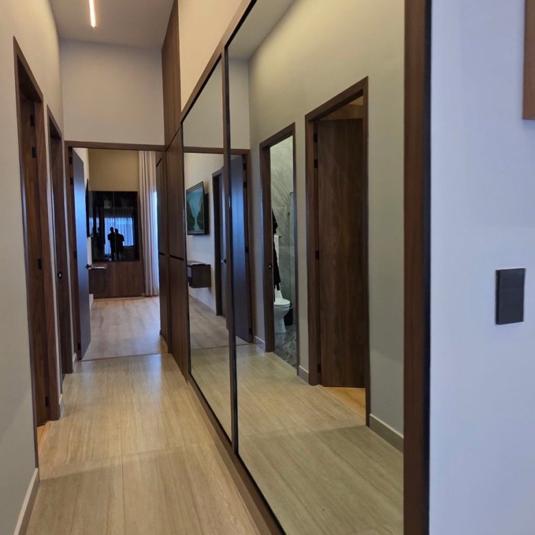 Pasillo moderno con espejos grandes en departamento de lujo en venta zona norte Leon Guanajuato