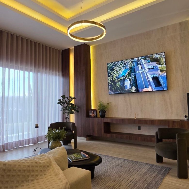 Sala moderna con iluminacion calida en departamento de lujo en venta zona norte Leon Guanajuato