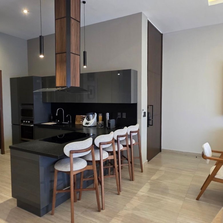 Cocina moderna con comedor elegante en departamento de lujo en venta zona norte Leon Guanajuato