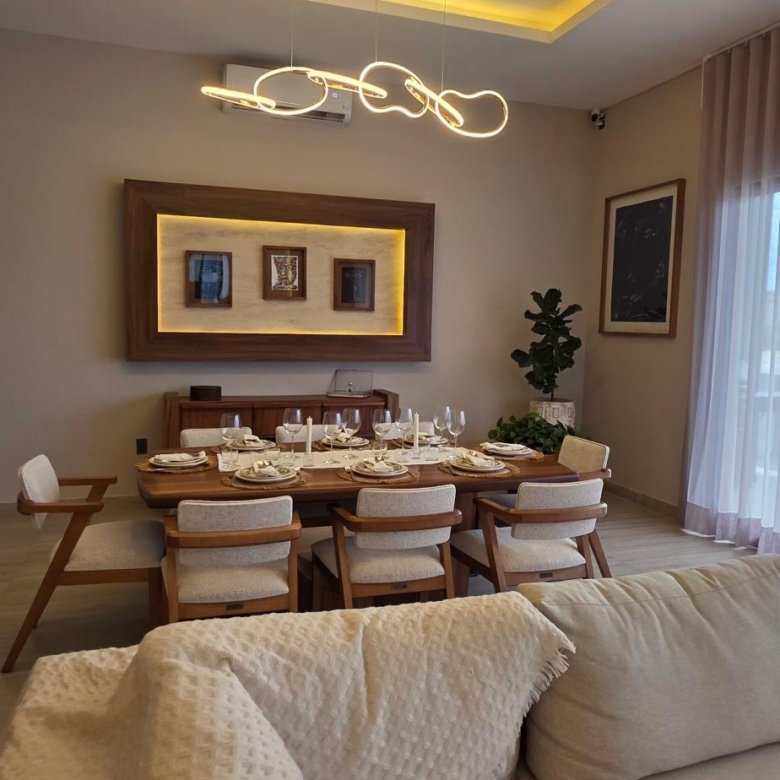 Comedor moderno con iluminacion elegante en departamento de lujo en venta zona norte Leon Guanajuato