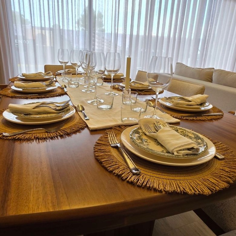 Comedor en departamento de lujo en venta zona norte Leon Guanajuato mesa decorada para cenar