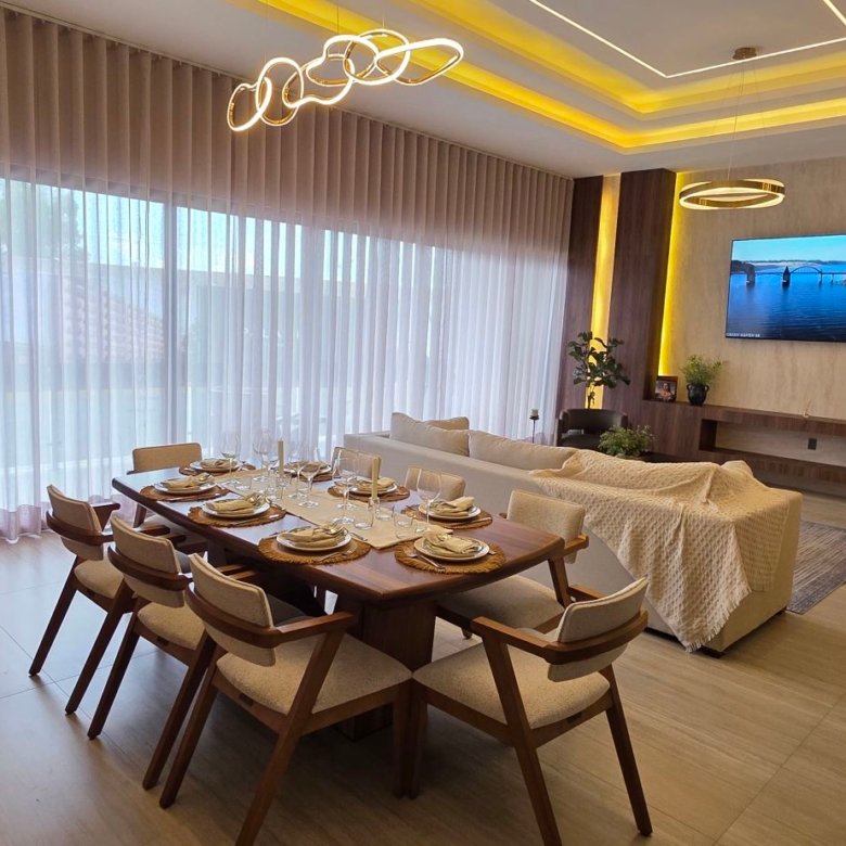 Sala moderna integrada con mesa de comedor en departamento de lujo en venta, zona norte, León, Guanajuato.