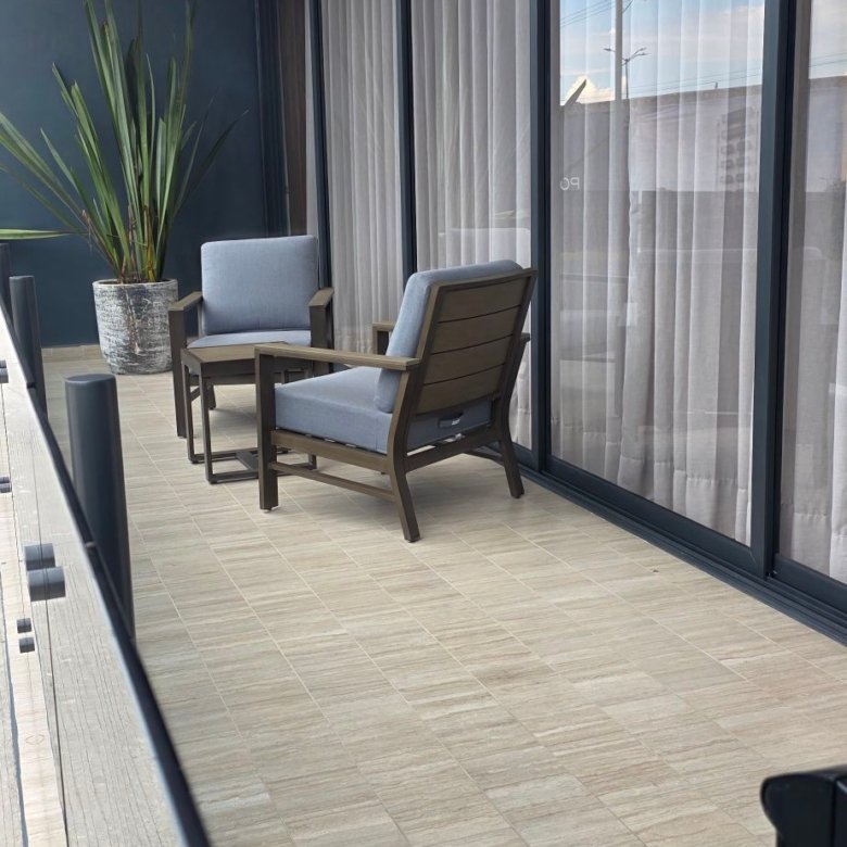 Terraza moderna con sillas y plantas.