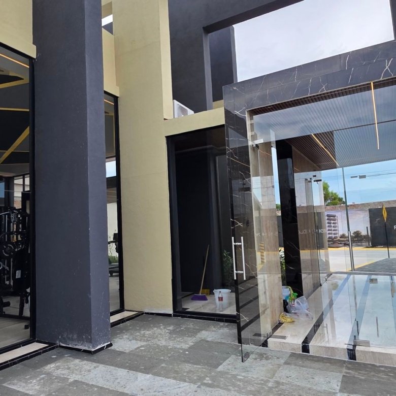 Área de alberca, gimnasio moderno y accesos exclusivos en edificio de departamentos de lujo en venta, zona norte, León, Guanajuato.