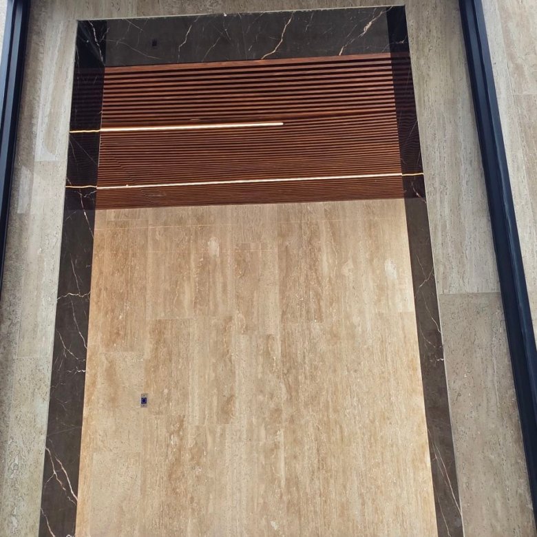 Acceso moderno con acabados elegantes al gimnasio exclusivo de departamentos de lujo en venta, zona norte, León, Guanajuato.