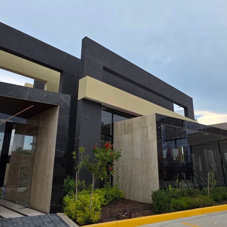 Gimnasio moderno con ventanales y vista a jardín exterior en edificio de departamentos de lujo en venta, zona norte, León, Guanajuato.