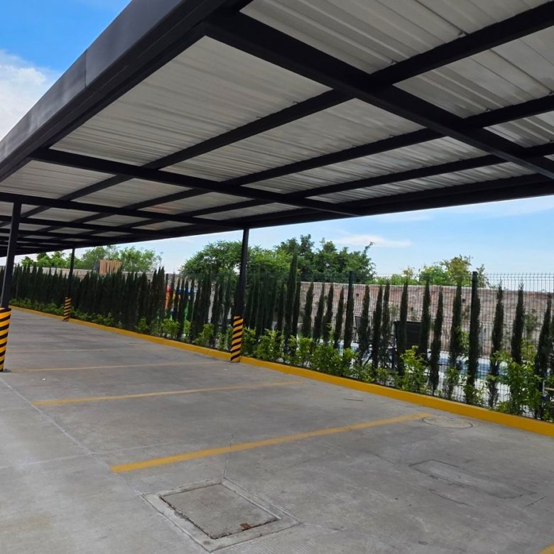 Estacionamiento cubierto y techado con áreas verdes en edificio de departamentos de lujo en venta, zona norte, León, Guanajuato.
