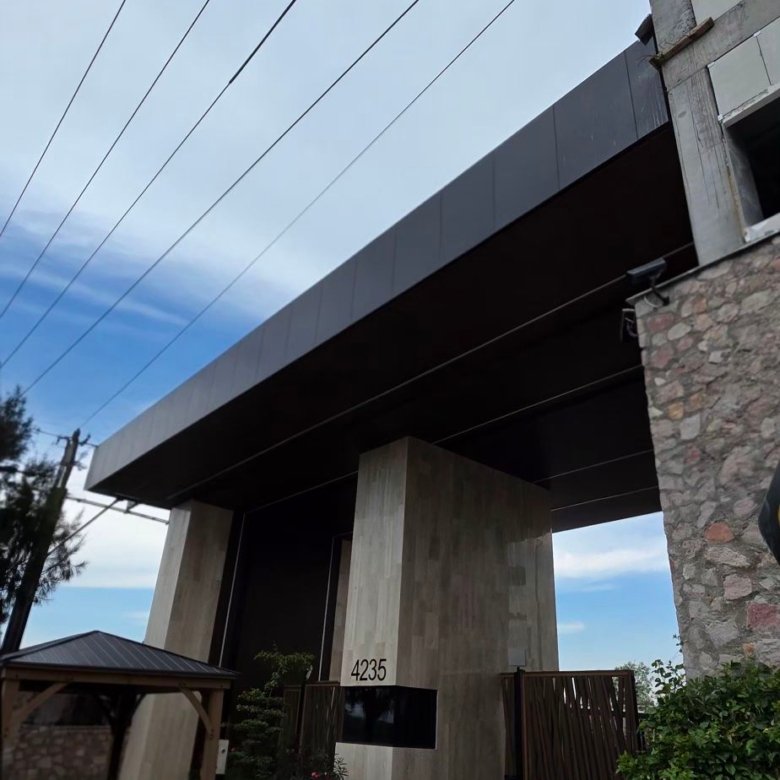 Entrada principal y fachada de edificio residencial moderno en venta de departamento de lujo, zona norte, León, Guanajuato.