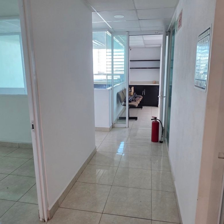 Pasillo de distribución hacia oficinas administrativas y servicios sanitarios en tenería en venta o renta, Fraccionamiento Industrial Santa Crocce, León, Guanajuato.