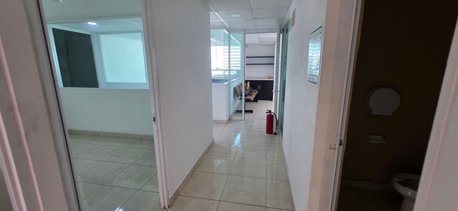 Pasillo de distribución hacia oficinas administrativas y servicios sanitarios en tenería en venta o renta, Fraccionamiento Industrial Santa Crocce, León, Guanajuato.