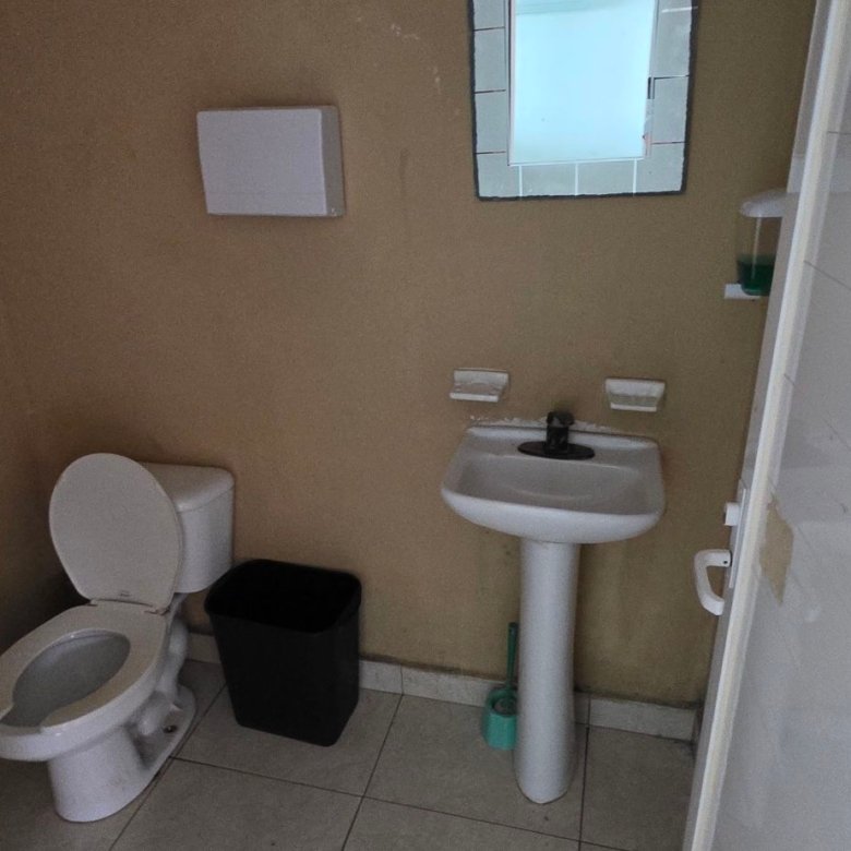 Sanitario funcional con inodoro y lavabo en módulo operativo de tenería en venta o renta, Fraccionamiento Industrial Santa Crocce, León, Guanajuato.