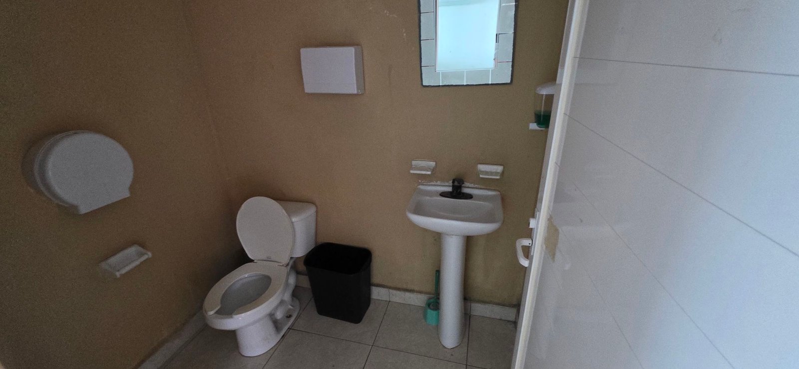 Sanitario funcional con inodoro y lavabo en módulo operativo de tenería en venta o renta, Fraccionamiento Industrial Santa Crocce, León, Guanajuato.