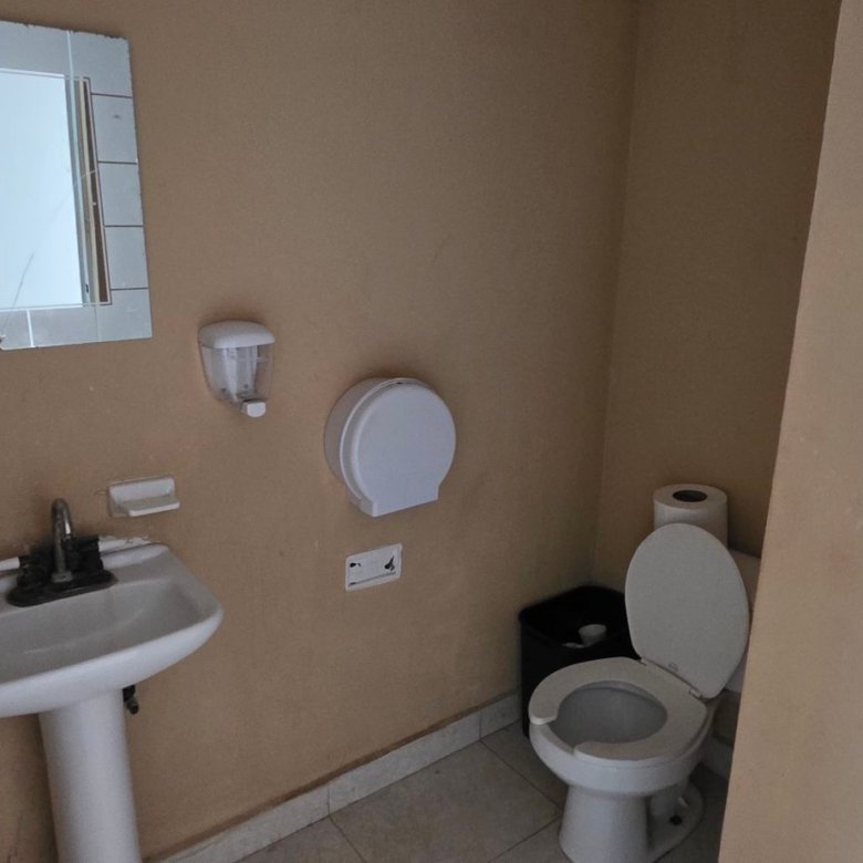Medio baño con lavabo e inodoro en área de oficinas de tenería en venta o renta, Fraccionamiento Industrial Santa Crocce, León, Guanajuato.