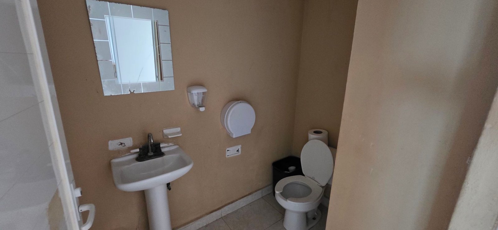Medio baño con lavabo e inodoro en área de oficinas de tenería en venta o renta, Fraccionamiento Industrial Santa Crocce, León, Guanajuato.