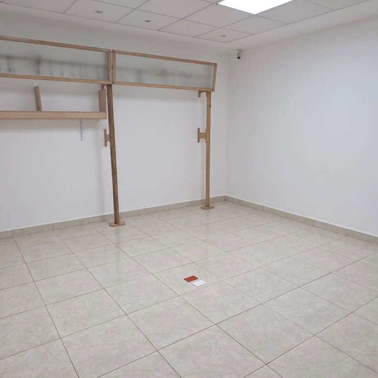 Área con piso de cerámica ideal para laboratorio de calidad o almacén limpio en tenería en venta o renta, Fraccionamiento Industrial Santa Crocce, León, Guanajuato.