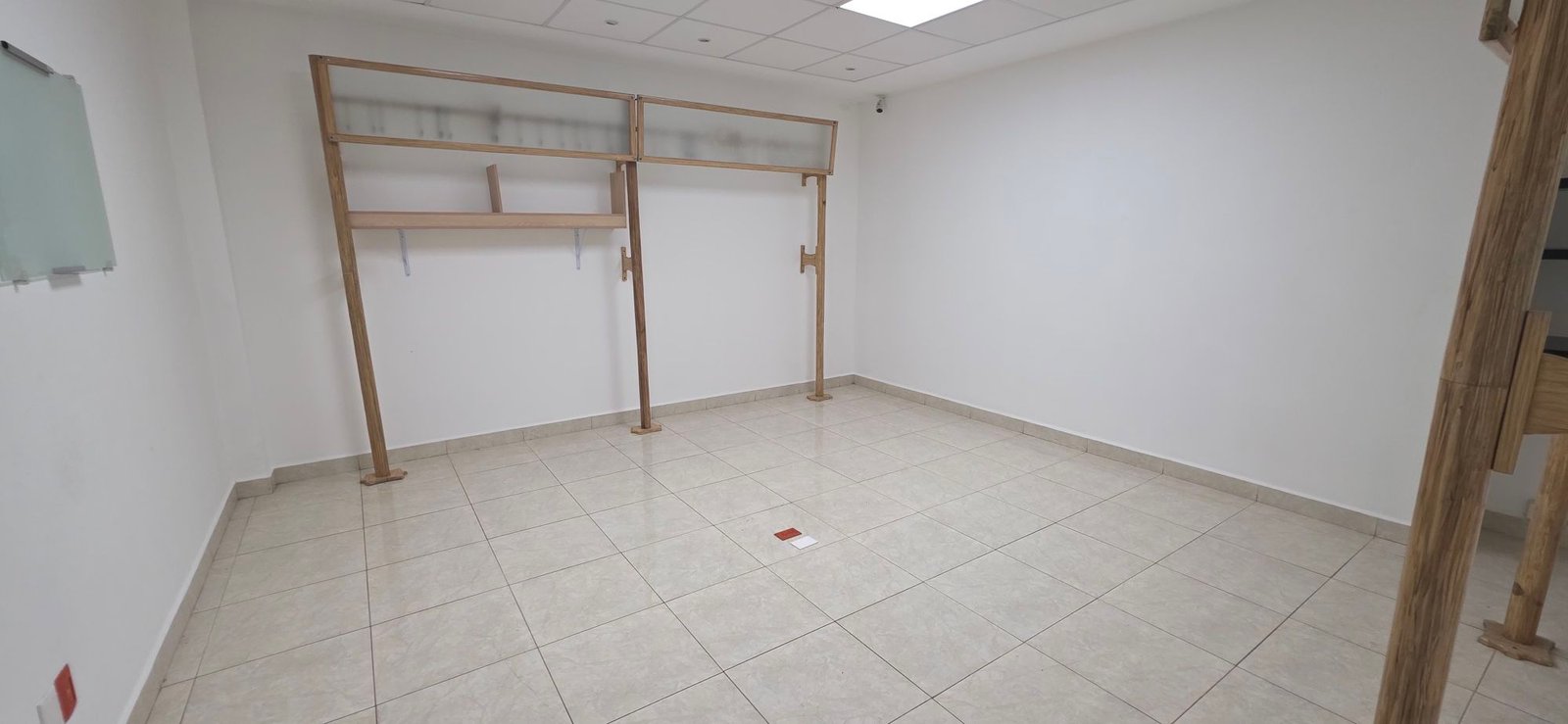 Área con piso de cerámica ideal para laboratorio de calidad o almacén limpio en tenería en venta o renta, Fraccionamiento Industrial Santa Crocce, León, Guanajuato.