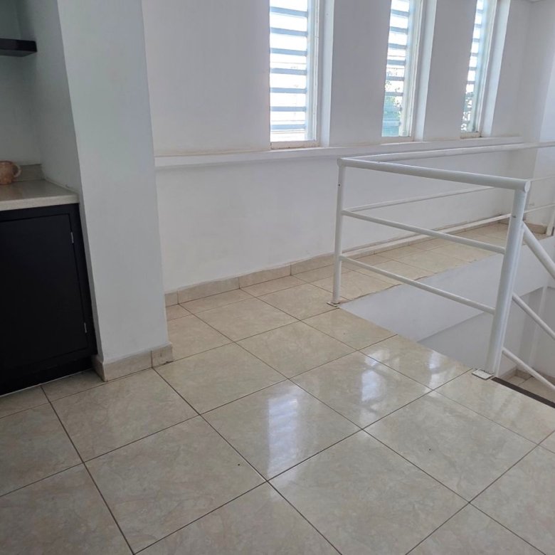 Pasillo de distribución con escaleras e iluminación natural por ventanas en tenería en venta o renta, Fraccionamiento Industrial Santa Crocce, León, Guanajuato.