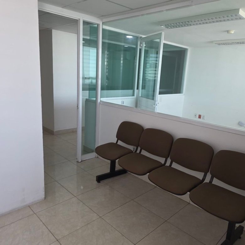 Área de sala de espera y recepción equipada con sillas en tenería en venta o renta, Fraccionamiento Industrial Santa Crocce, León, Guanajuato.