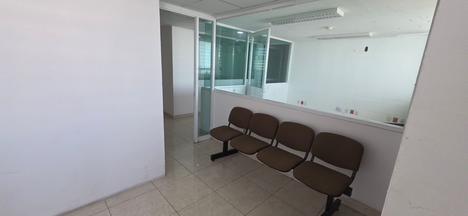 Área de sala de espera y recepción equipada con sillas en tenería en venta o renta, Fraccionamiento Industrial Santa Crocce, León, Guanajuato.