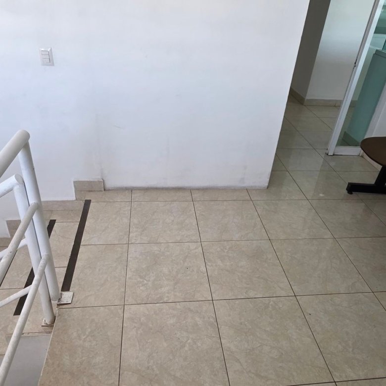 Área de recepción, sala de espera corporativa y escaleras a oficinas en tenería en venta o renta, Fraccionamiento Industrial Santa Crocce, León, Guanajuato.