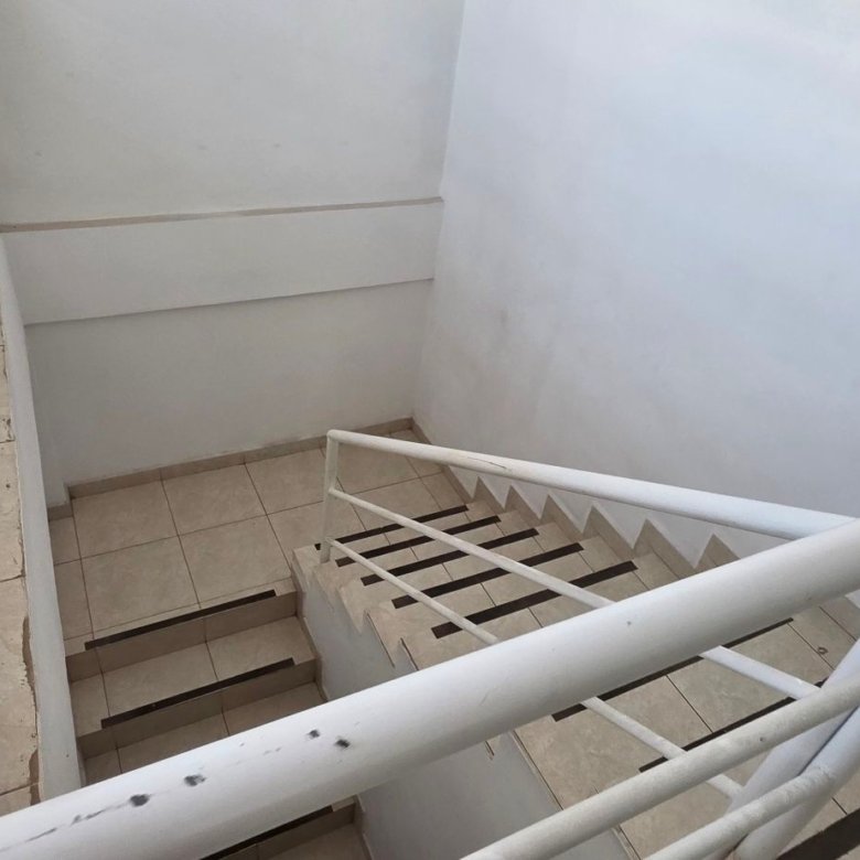 Escaleras internas con barandilla de seguridad hacia zona de oficinas en tenería en venta o renta, Fraccionamiento Industrial Santa Crocce, León, Guanajuato.
