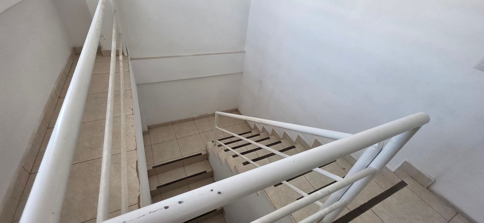 Escaleras internas con barandilla de seguridad hacia zona de oficinas en tenería en venta o renta, Fraccionamiento Industrial Santa Crocce, León, Guanajuato.