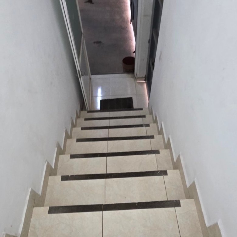 Escaleras de acceso con iluminación natural a oficinas corporativas en tenería en venta o renta, Fraccionamiento Industrial Santa Crocce, León, Guanajuato.