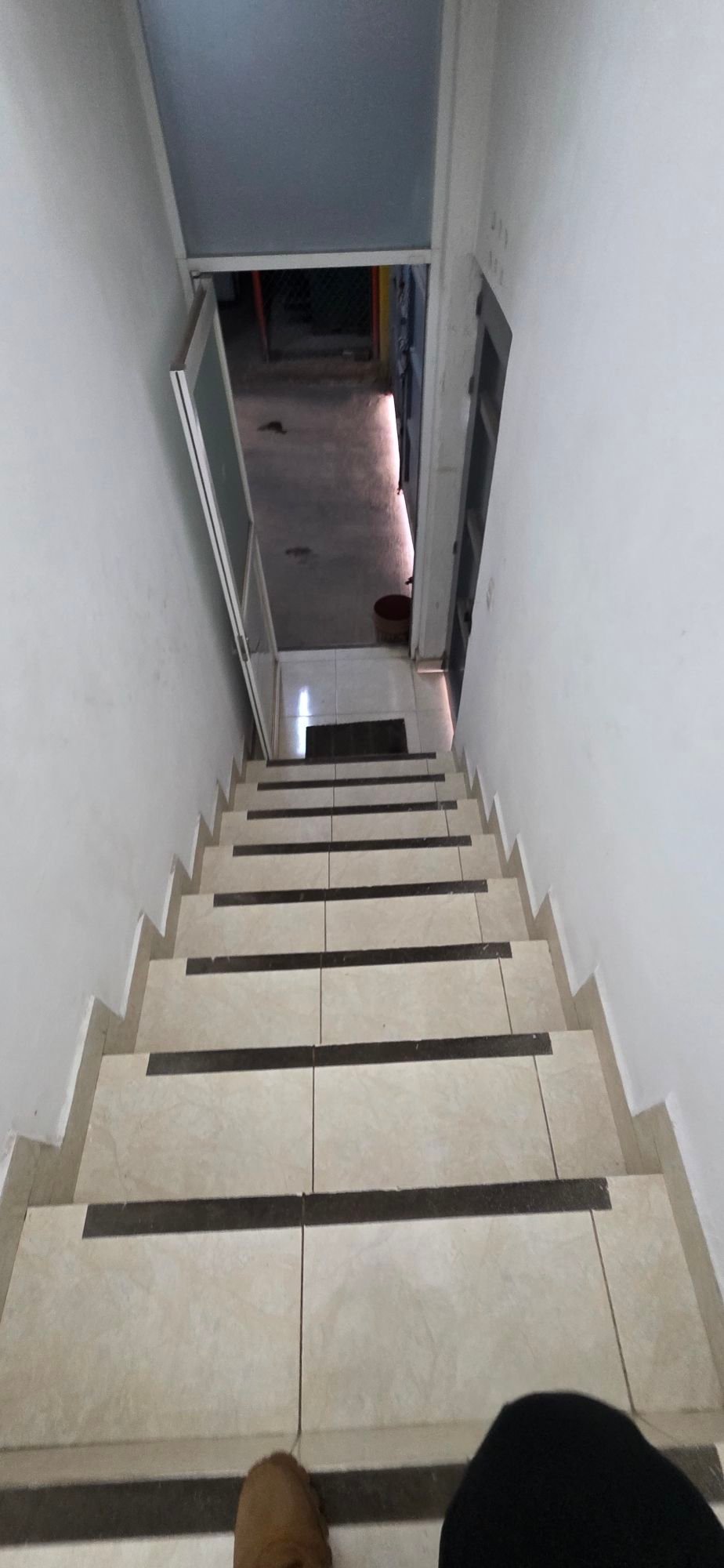 Escaleras de acceso con iluminación natural a oficinas corporativas en tenería en venta o renta, Fraccionamiento Industrial Santa Crocce, León, Guanajuato.