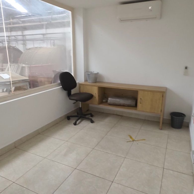 Oficina privada o despacho gerencial con escritorio y silla en tenería en venta o renta, Fraccionamiento Industrial Santa Crocce, León, Guanajuato.