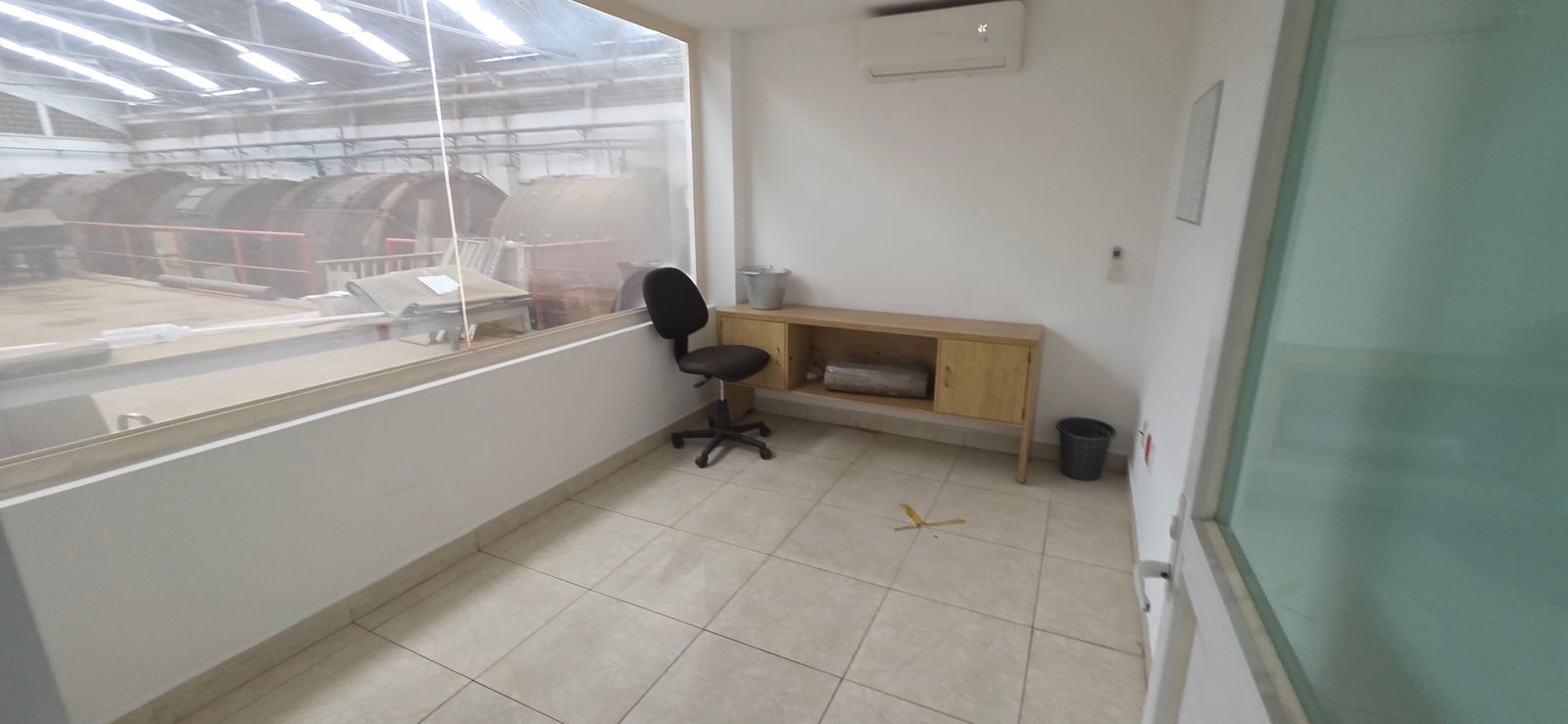 Oficina privada o despacho gerencial con escritorio y silla en tenería en venta o renta, Fraccionamiento Industrial Santa Crocce, León, Guanajuato.