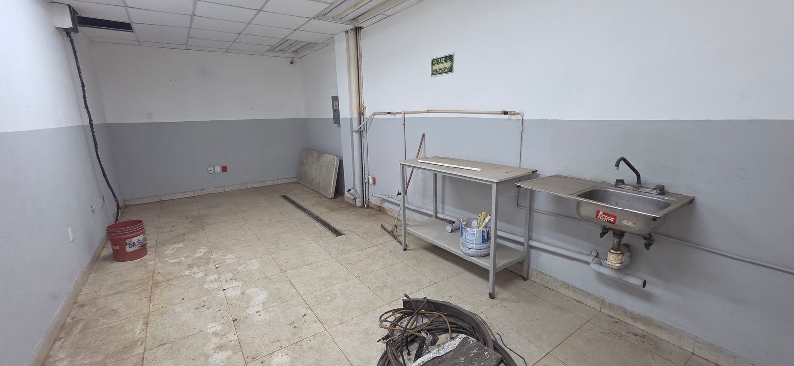 Taller de mantenimiento o cuarto de herramientas con fregadero en tenería en venta o renta, Industrial Santa Crocce, León, Guanajuato.