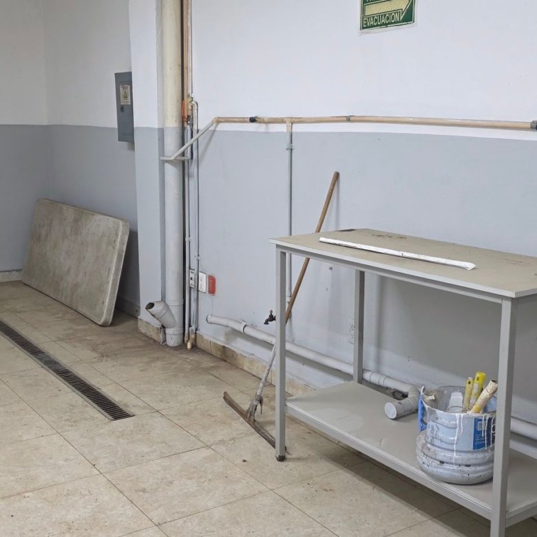 Área de comedor para empleados con mesa y fregadero en tenería en venta o renta, Fraccionamiento Industrial Santa Crocce, León, Guanajuato.
