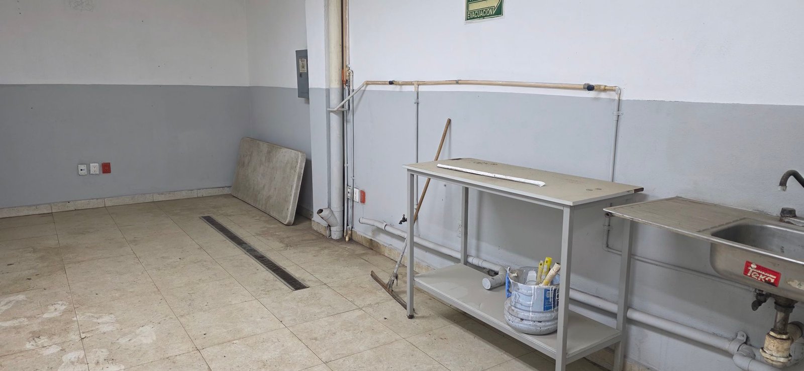 Área de comedor para empleados con mesa y fregadero en tenería en venta o renta, Fraccionamiento Industrial Santa Crocce, León, Guanajuato.