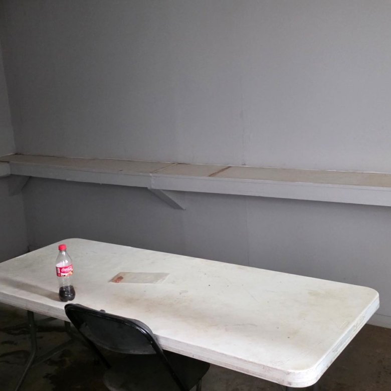 Área de oficina administrativa o zona de supervisión con mesa y silla en tenería en venta o renta, Industrial Santa Crocce, León, Guanajuato.