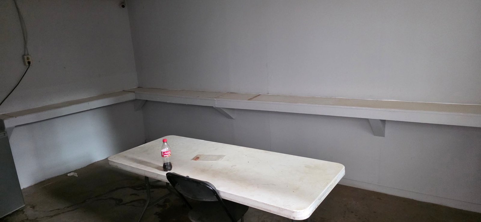Área de oficina administrativa o zona de supervisión con mesa y silla en tenería en venta o renta, Industrial Santa Crocce, León, Guanajuato.