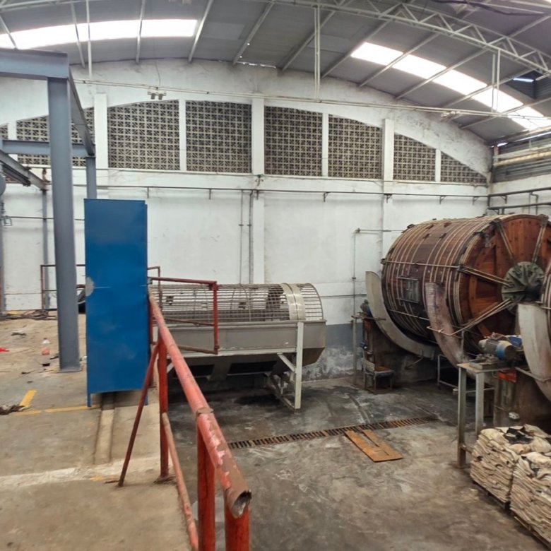 Interior de nave industrial tradicional y zona operativa en tenería en venta o renta, Fraccionamiento Industrial Santa Crocce, León, Guanajuato.