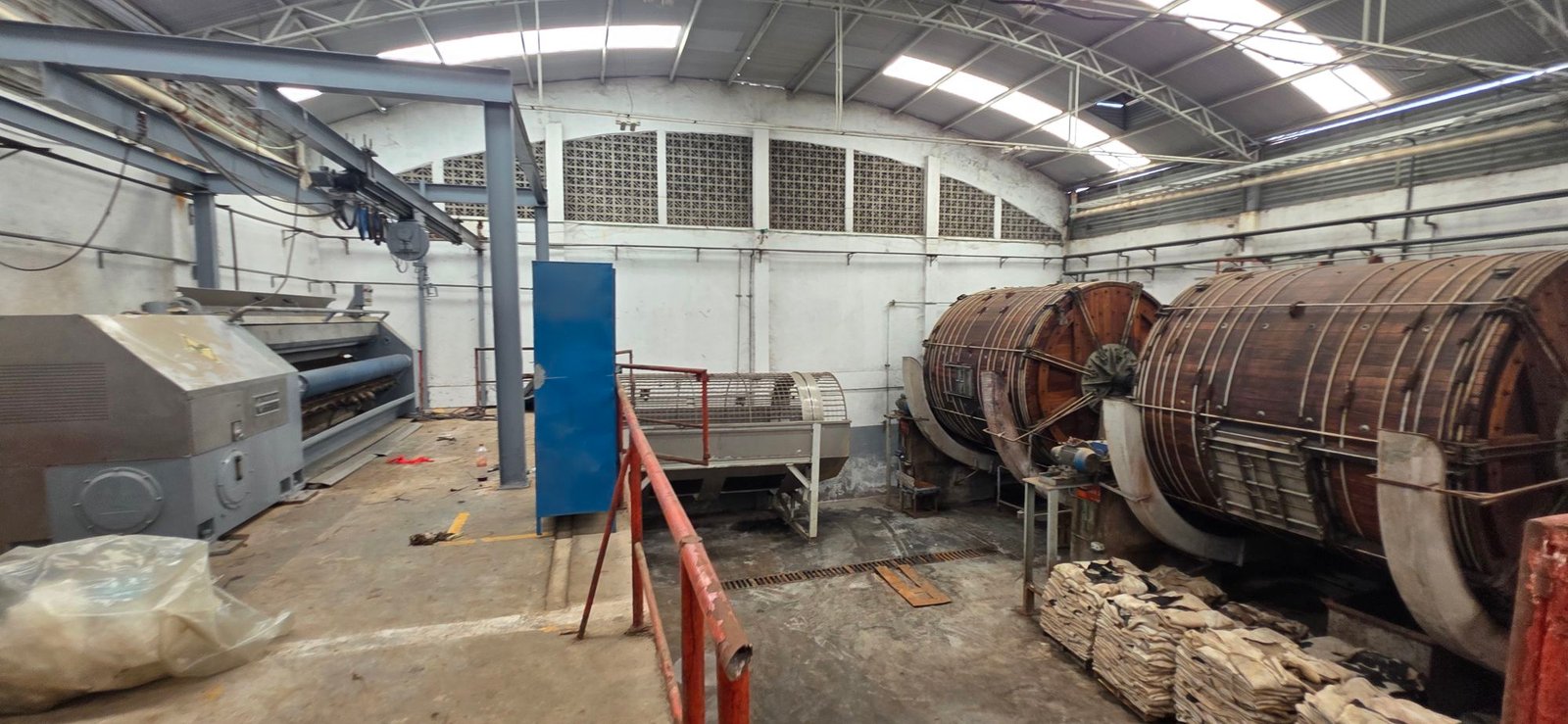 Interior de nave industrial tradicional y zona operativa en tenería en venta o renta, Fraccionamiento Industrial Santa Crocce, León, Guanajuato.