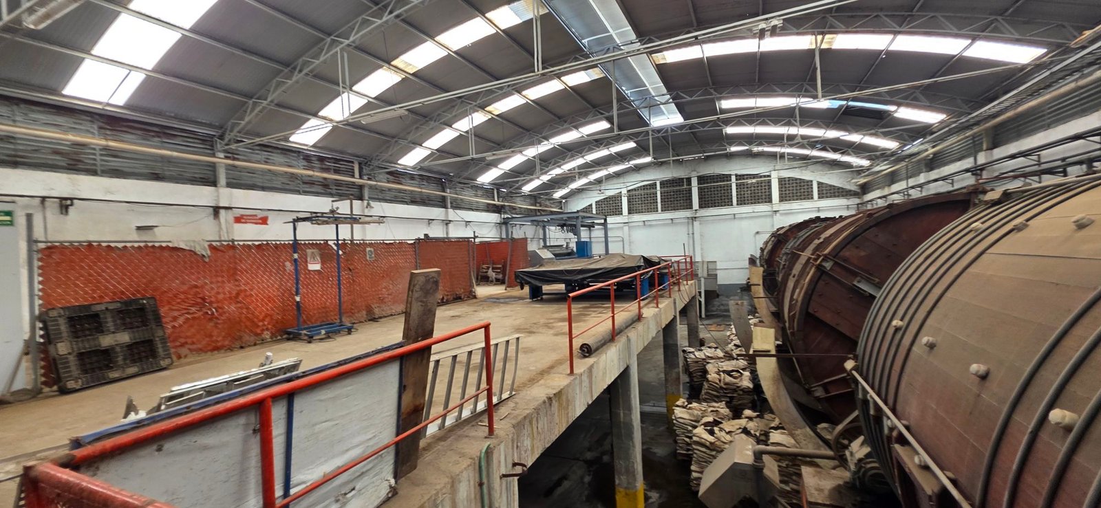 Perspectiva superior de tambores para curtir en planta industrial disponible para reactivación en venta o renta, Industrial Santa Crocce, León, Guanajuato.