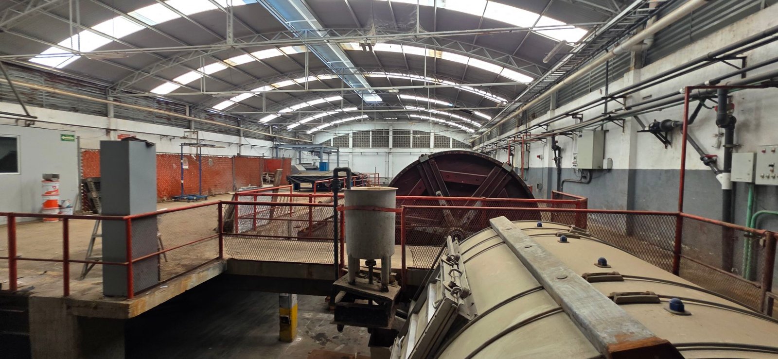 Perspectiva superior de tambores para curtir y plataformas de operación en tenería en venta o renta, Industrial Santa Crocce, León, Guanajuato.