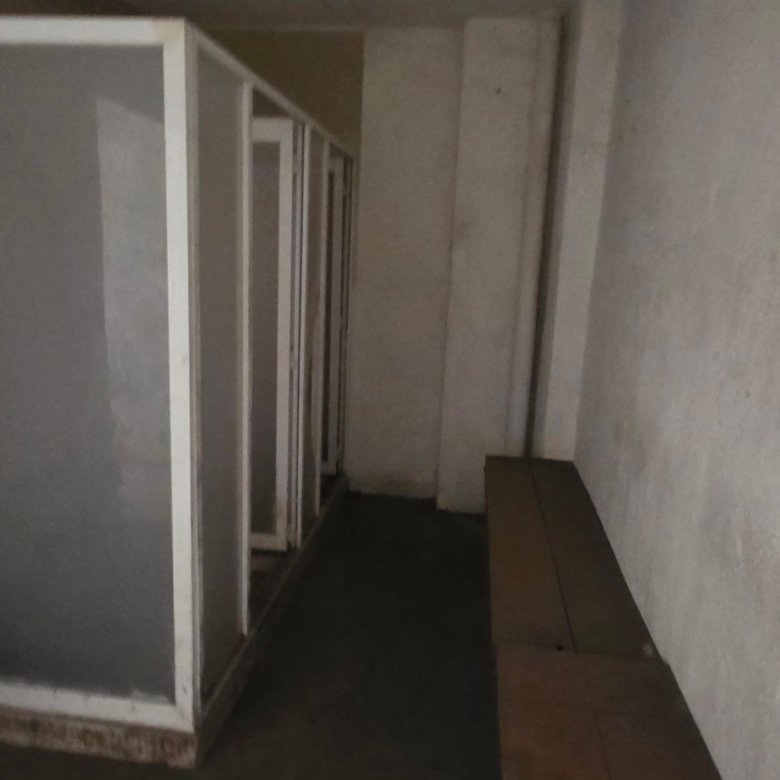Pasillo de módulos sanitarios y cubículos de servicio para personal en tenería en venta o renta, Industrial Santa Crocce, León, Guanajuato.