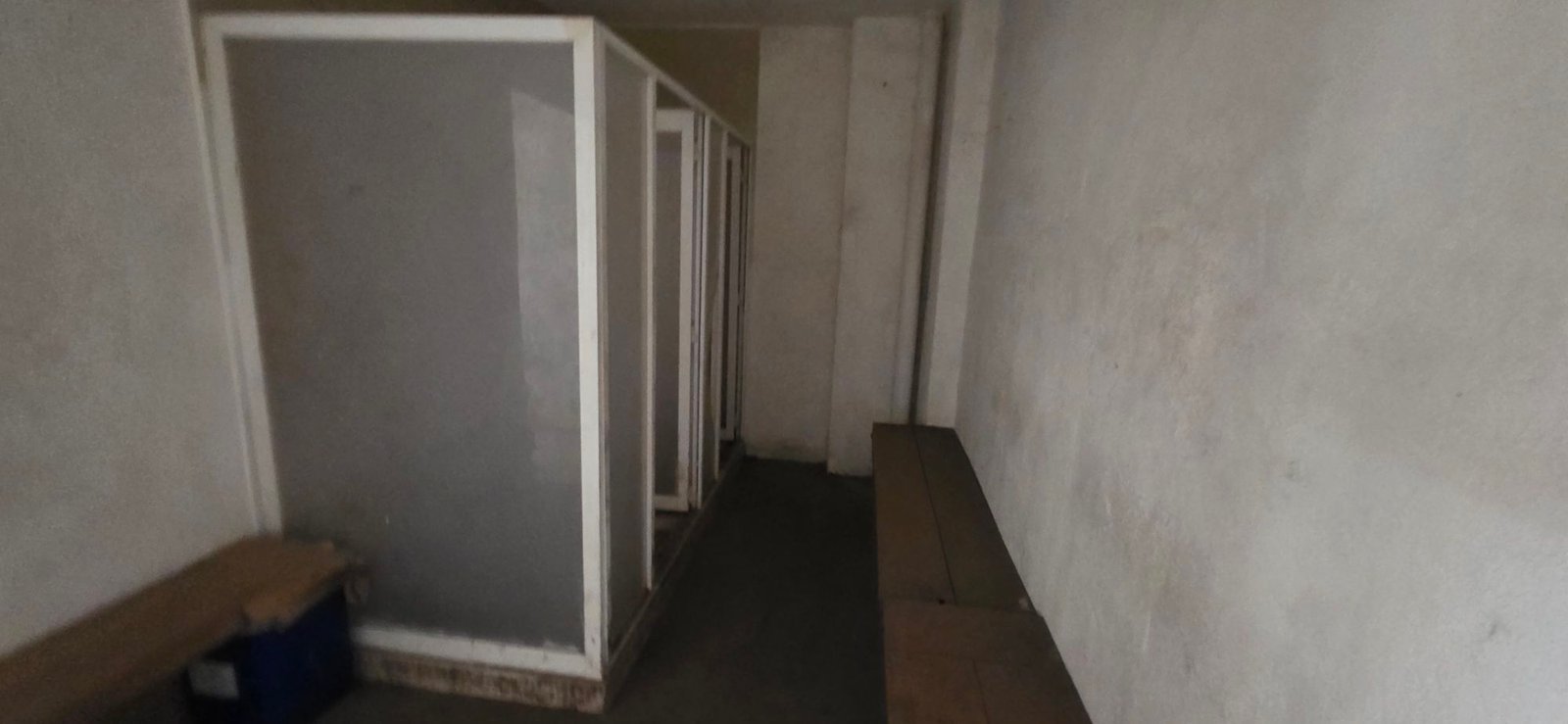 Pasillo de módulos sanitarios y cubículos de servicio para personal en tenería en venta o renta, Industrial Santa Crocce, León, Guanajuato.
